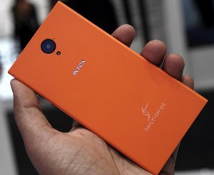 Intex Aqua Fish – смартфон под управлением Sailfish OS (выставка MWC 2016)